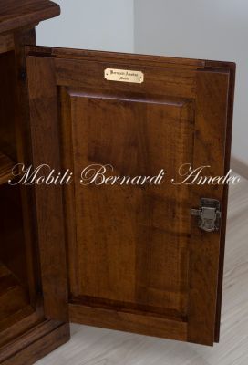 Credenza in noce massiccio - dettaglio del legno piallato a mano e della lavorazione stile arte povera